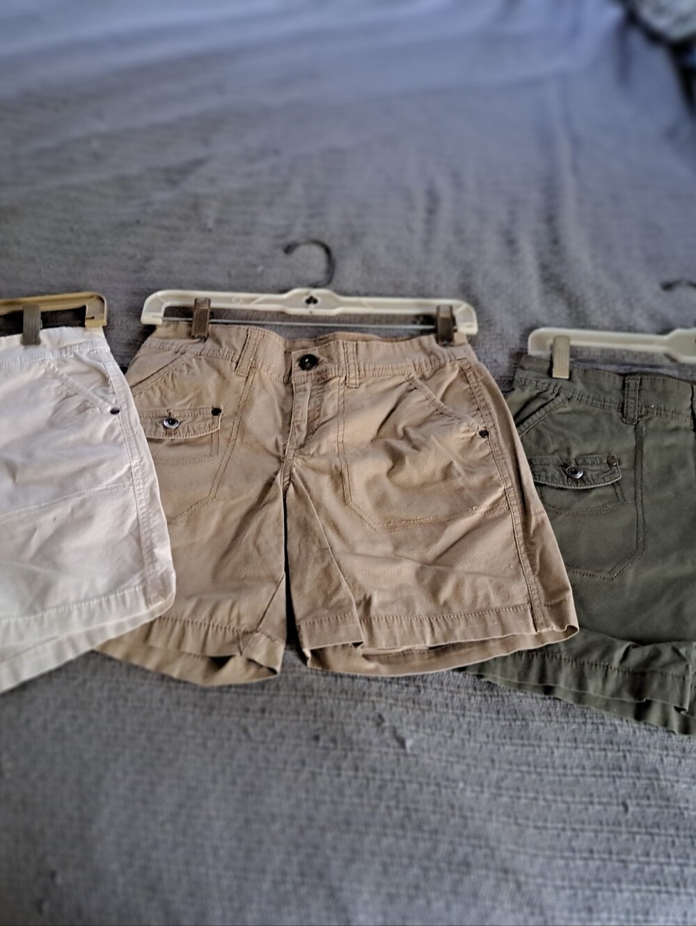 4P Style & Co Lot 3 Pairs Of Shorts White Tan Green Very Nice Condition